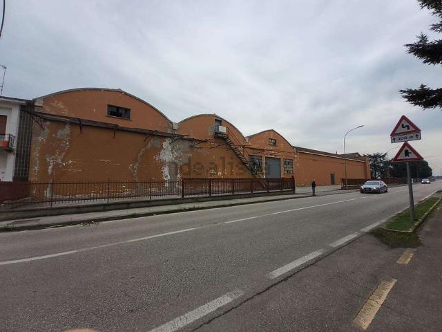 Capannone in vendita di 67 m² in Via Ferrara