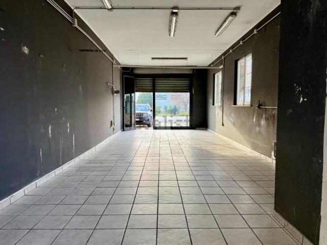 Capannone in vendita di 67 m² in Via Nazionale per Teramo, 24