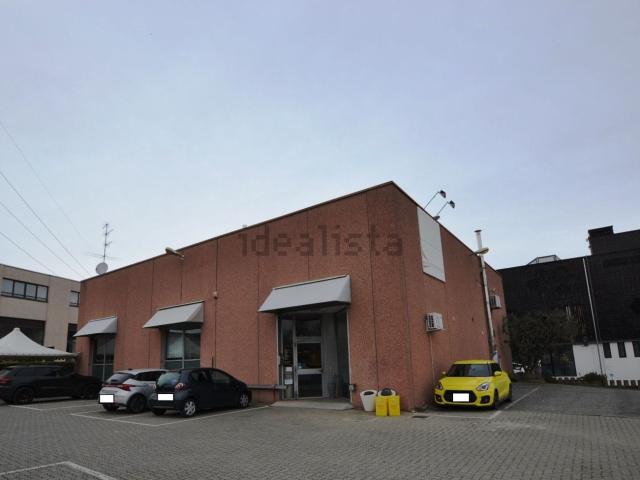 Capannone in vendita di 640 m² in Via Milano, 94