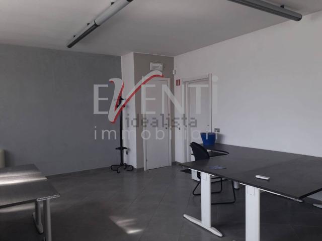 Capannone in vendita di 640 m² in Frazione Valzemola, 60