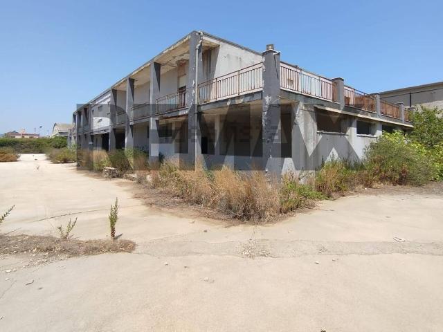 Capannone in vendita di 6500 m² in Strada Statale 114 Orientale Sicula, 48