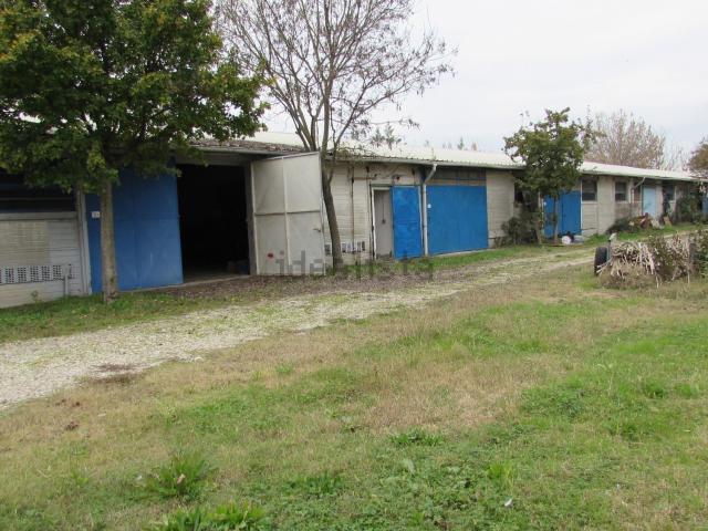 Capannone in vendita di 650 m² in Via Gatta