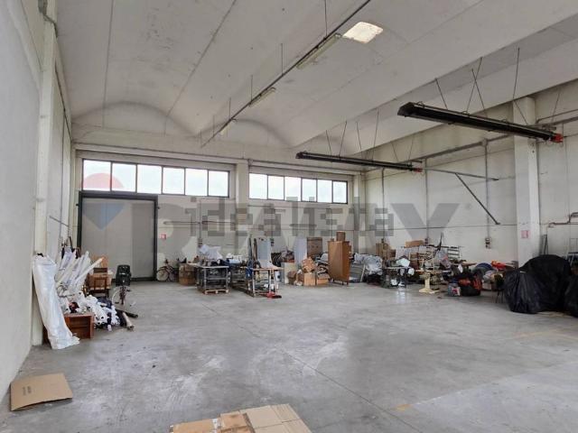 Capannone in vendita di 650 m² in Via D. Alighieri, 40