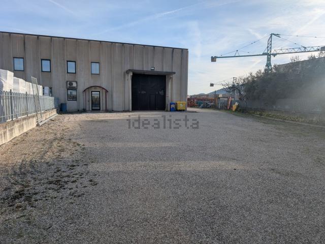 Capannone in vendita di 650 m² in Via Fosso Antico, 11