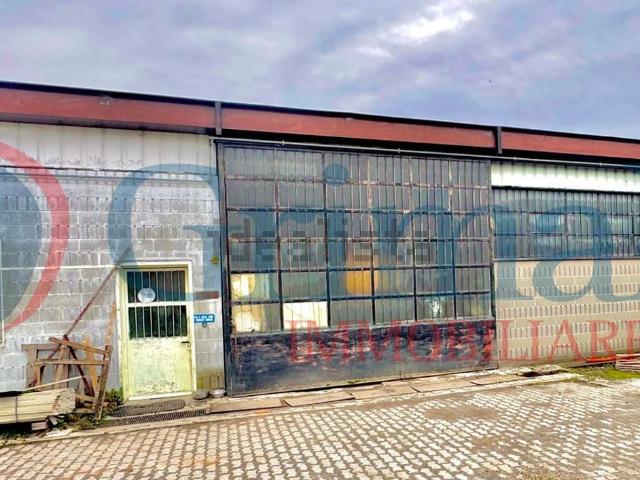 Capannone in vendita di 650 m² in Via Milano, 15