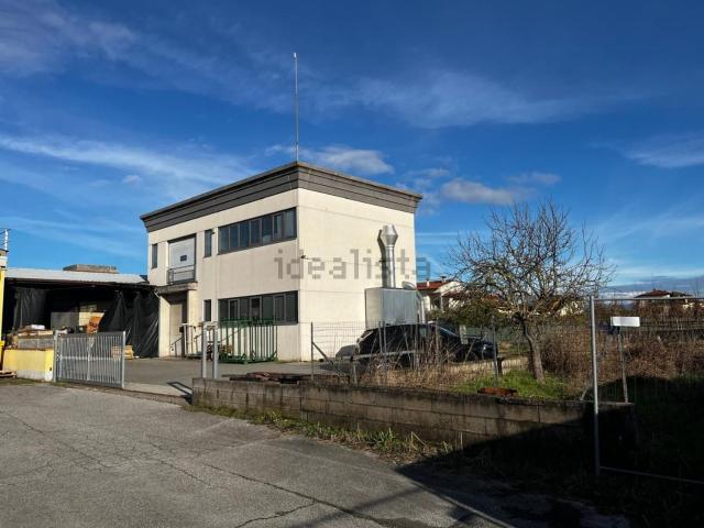 Capannone in vendita di 650 m² in Via Selva
