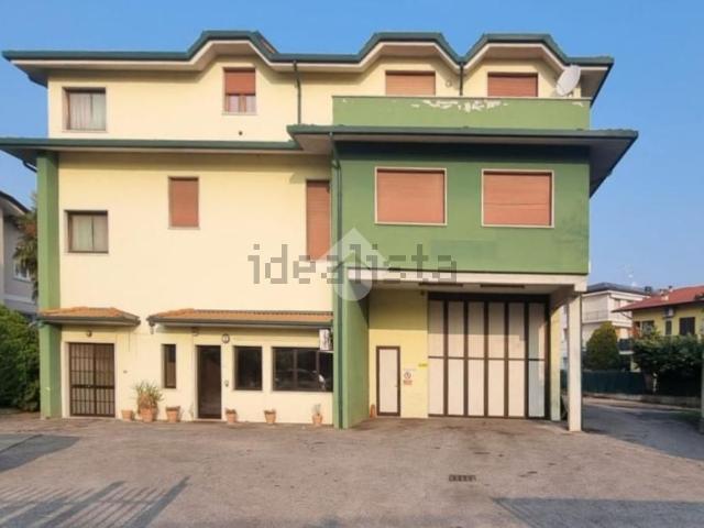 Capannone in vendita di 650 m² in Via Quinzano, 37