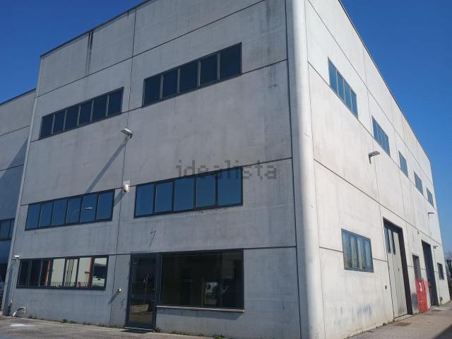 Capannone in vendita di 650 m² in Via Vanzo Nuovo