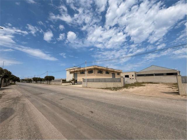 Capannone in vendita di 650 m² in Contrada Sant&apos Angelo, 5
