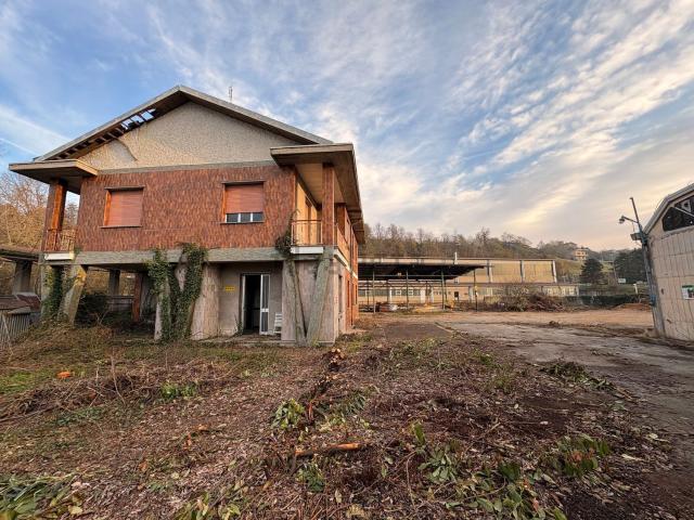 Capannone in vendita di 652 m² in Via Statale Monregalese, 4