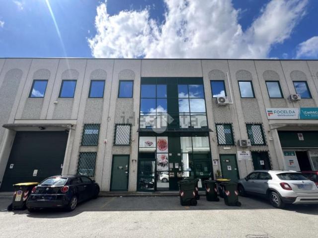 Capannone in vendita di 660 m² in Via Guglielmo Reiss Romoli, 265