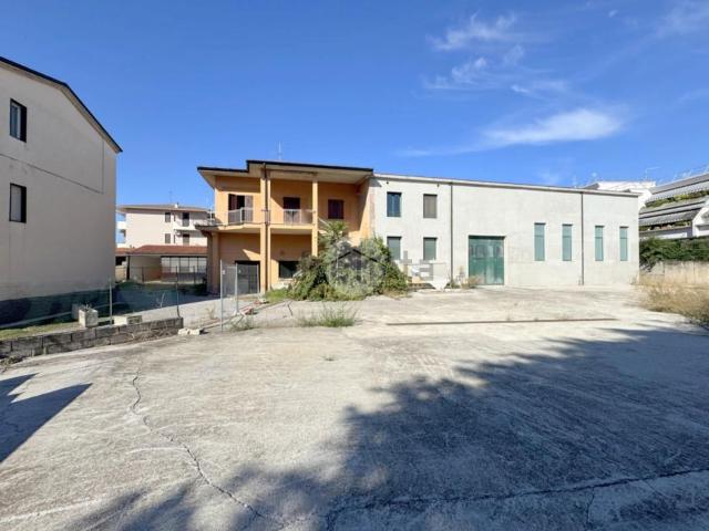 Capannone in vendita di 660 m² in Via Provinciale, 76