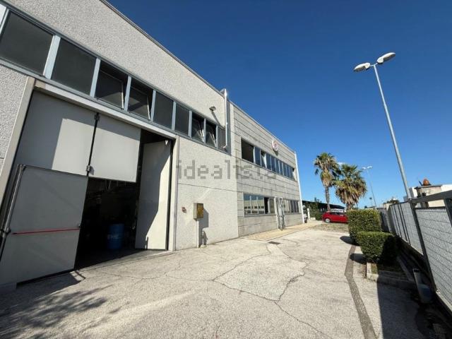 Capannone in vendita di 660 m² in Via Vincenzo Breda, 43