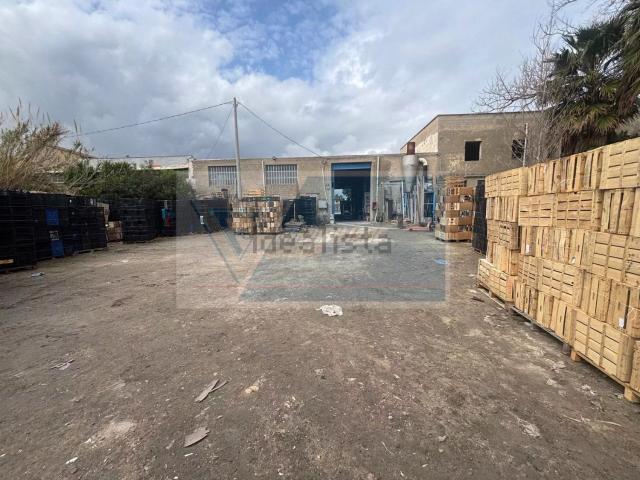 Capannone in vendita di 662 m² in Strada Statale 115, 115