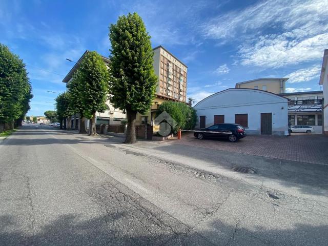 Capannone in vendita di 665 m² in Viale Henry Dunant