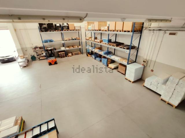 Capannone in vendita di 667 m² in Via Lirone