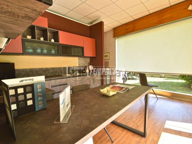 Locale in vendita di 670 m²