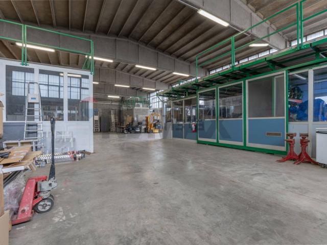 Capannone in vendita di 670 m² in Via Carlo Emilio Gadda, 3