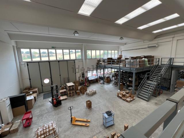Capannone in vendita di 670 m² in Via della Selva Grossa, 9