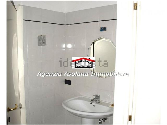 Capannone in vendita di 670 m² in Via Enrico Fermi