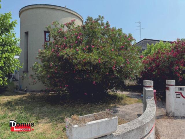 Capannone in vendita di 670 m² in Via montesanto