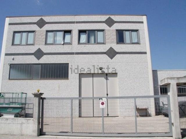 Capannone in vendita di 670 m² in Via Nicola Mammarella