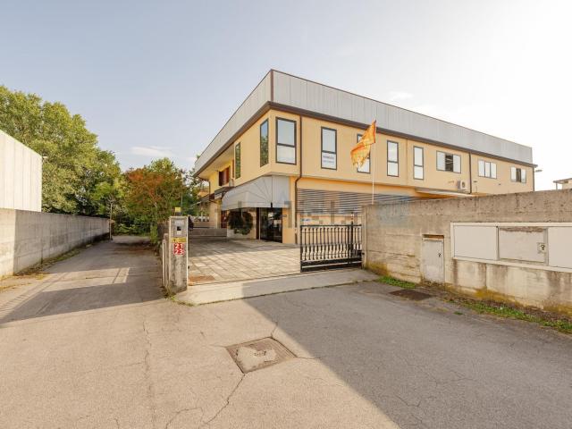 Capannone in vendita di 675 m² in Via Galileo Galilei