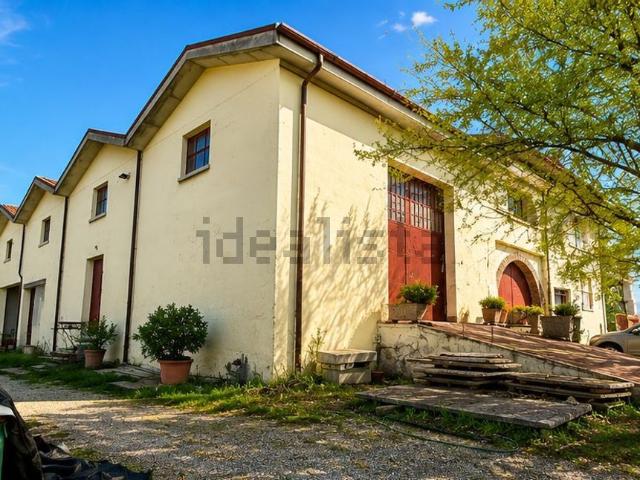 Capannone in vendita di 677 m² in Via Giovanni Quintarelli, 20