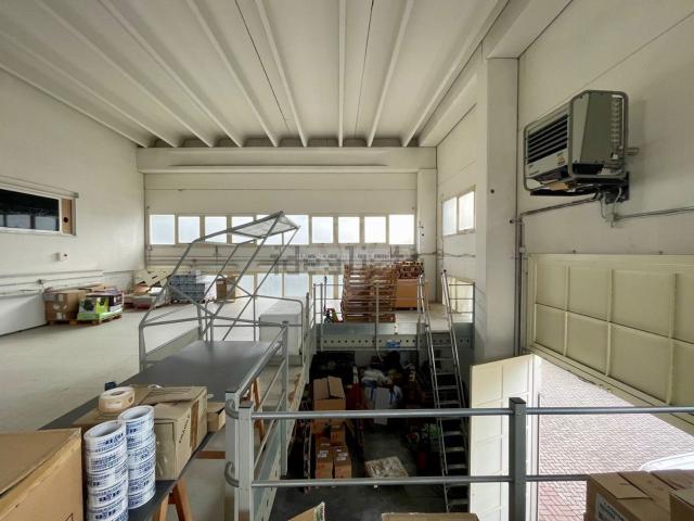 Capannone in vendita di 680 m² in Via del Portone