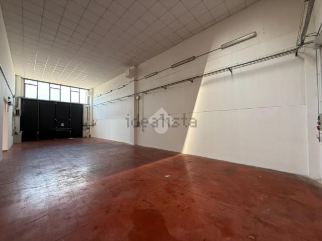 Capannone in vendita di 680 m² in Via dell&apos Autostrada, 89