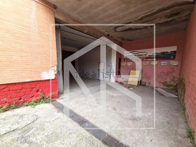 Capannone in vendita di 680 m² in Via Ollolai, 40