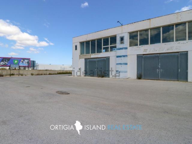 Capannone in vendita di 680 m² in Contrada Targia
