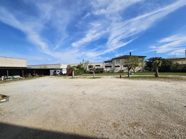 Capannone in vendita di 685 m²