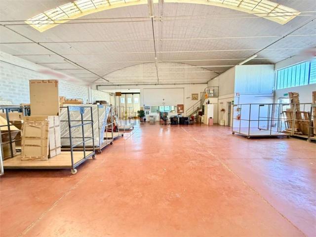 Capannone in vendita di 690 m² in Via delle Regioni