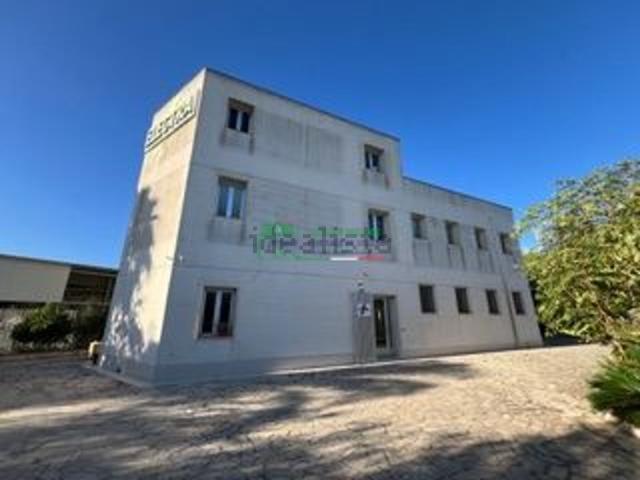 Capannone in vendita di 690 m² in Via Modica Ispica