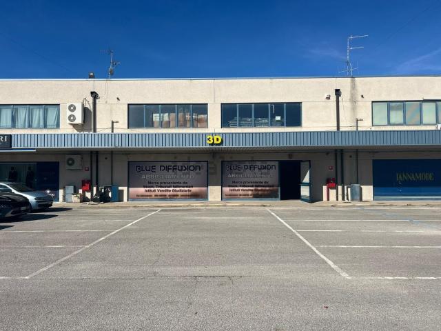Capannone in vendita di 690 m² in Via Marino Turchi
