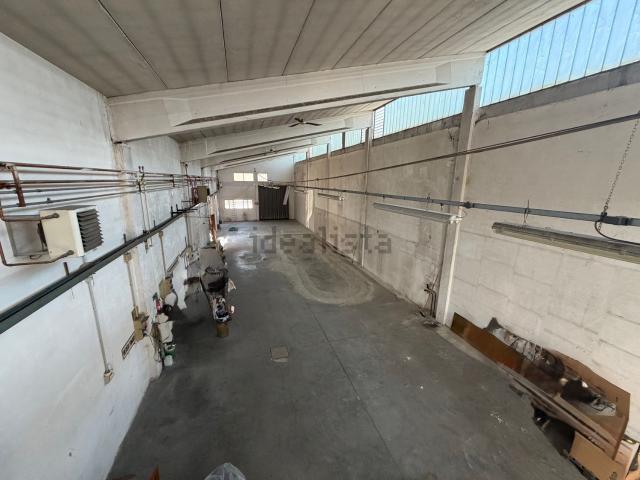 Capannone in vendita di 690 m² in Via Vincenzo Bellini, 27