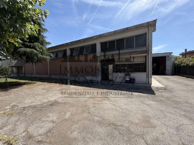 Capannone in vendita di 692 m² in Via Turrini, 5