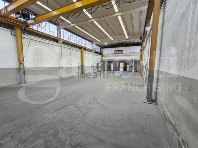 Capannone in vendita di 694 m² in Via L. Da Vinci, 20