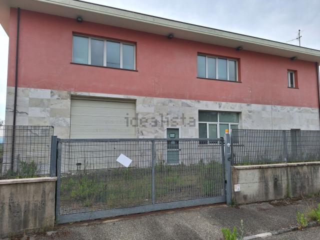 Capannone in vendita di 695 m² in Via Fausto Coppi