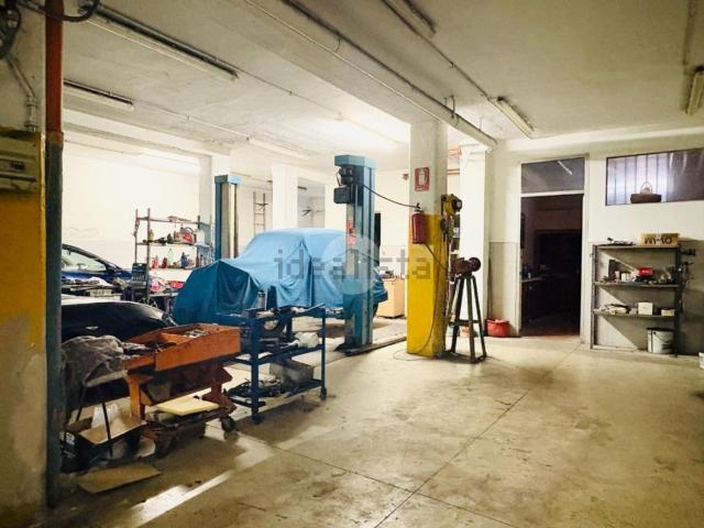 Capannone in vendita di 695 m² in Via Refrancore, 41
