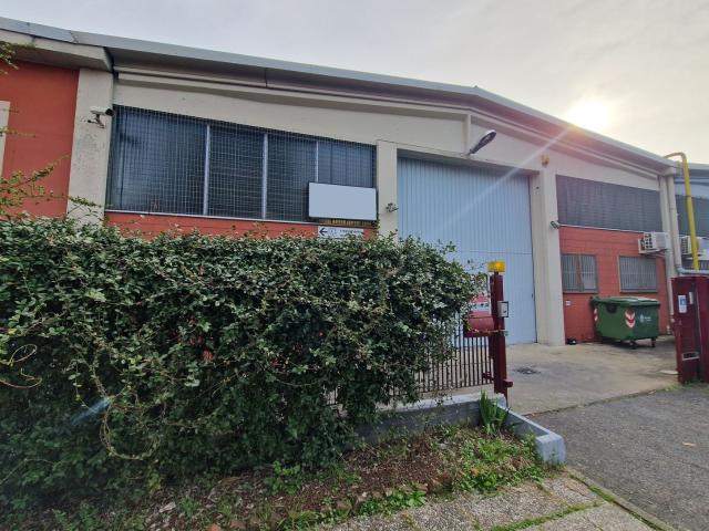 Capannone in vendita di 697 m² in Via Vincenzo Monti, 56