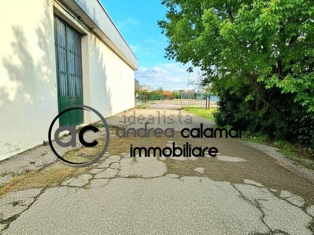 Capannone in vendita di 780 m² in Via Giacomo Matteotti