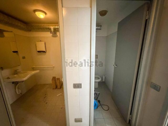 Capannone in vendita di 700 m² in Via 1º Maggio, 41