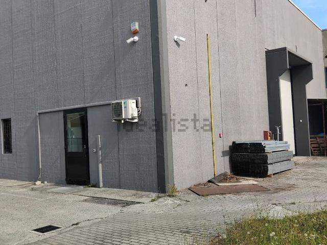 Capannone in vendita di 700 m² in Via C. Monzani
