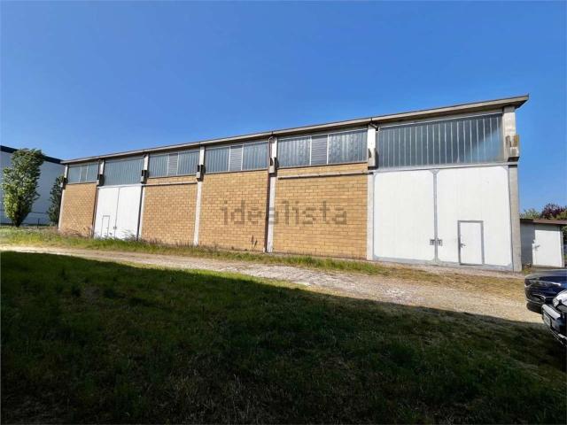 Capannone in vendita di 700 m² in Via Caorsana
