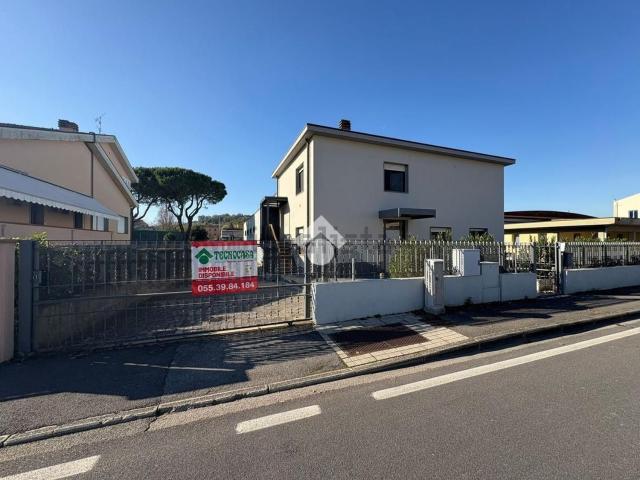 Capannone in vendita di 700 m² in Via Carlo Emilio Gadda, 16