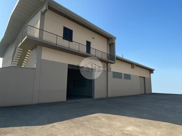 Capannone in vendita di 700 m² in Via Crema