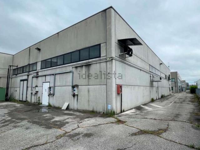 Capannone in vendita di 700 m² in Via Alessandro Volta