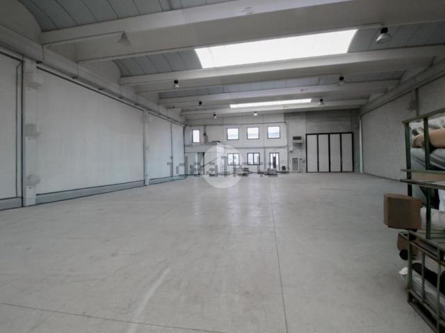 Capannone in vendita di 700 m² in Via Artigianato, 1